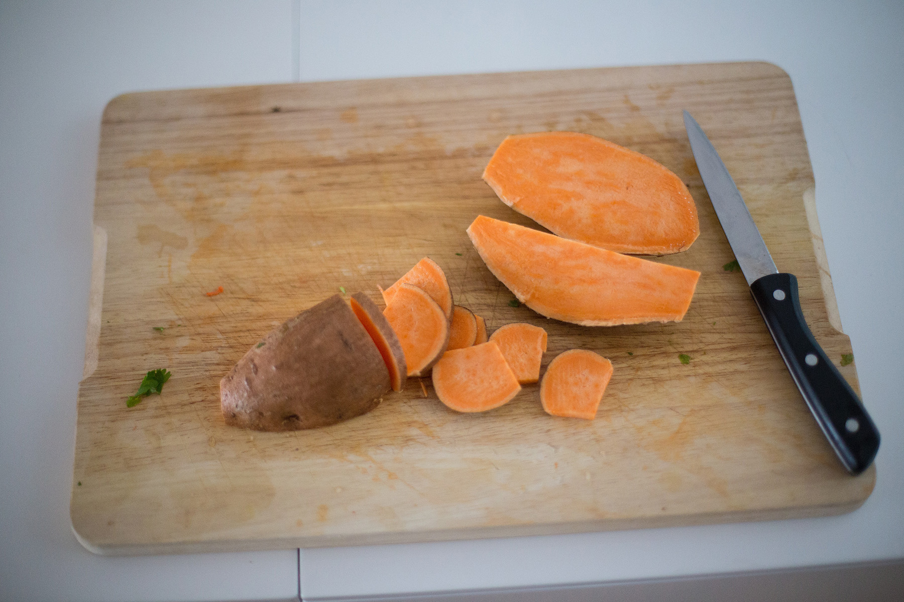 How to Naturally Clean, Deodorize, and Disinfect a Cutting Board