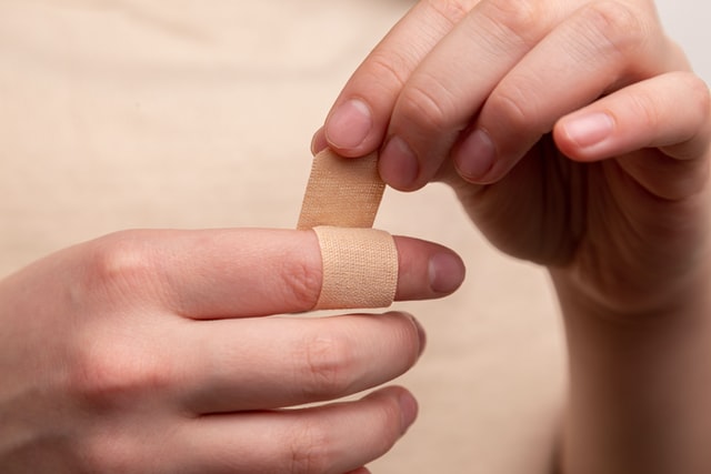 bandage finger cut