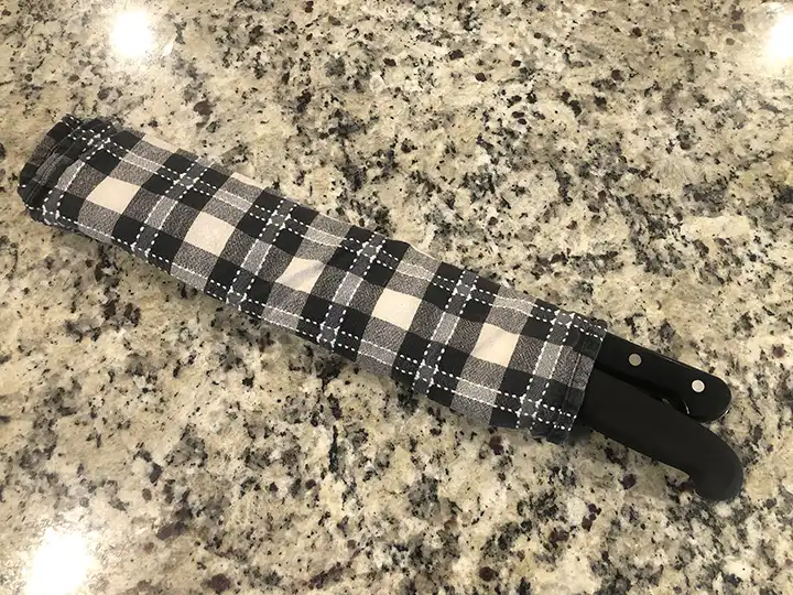 Wrapping kitchen knives